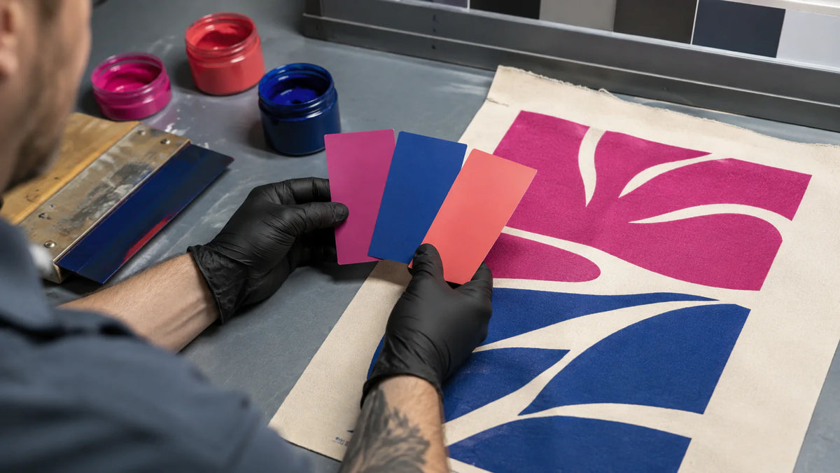 Colorista de impresión comparando colores de bolsas de algodón personalizados con muestras físicas