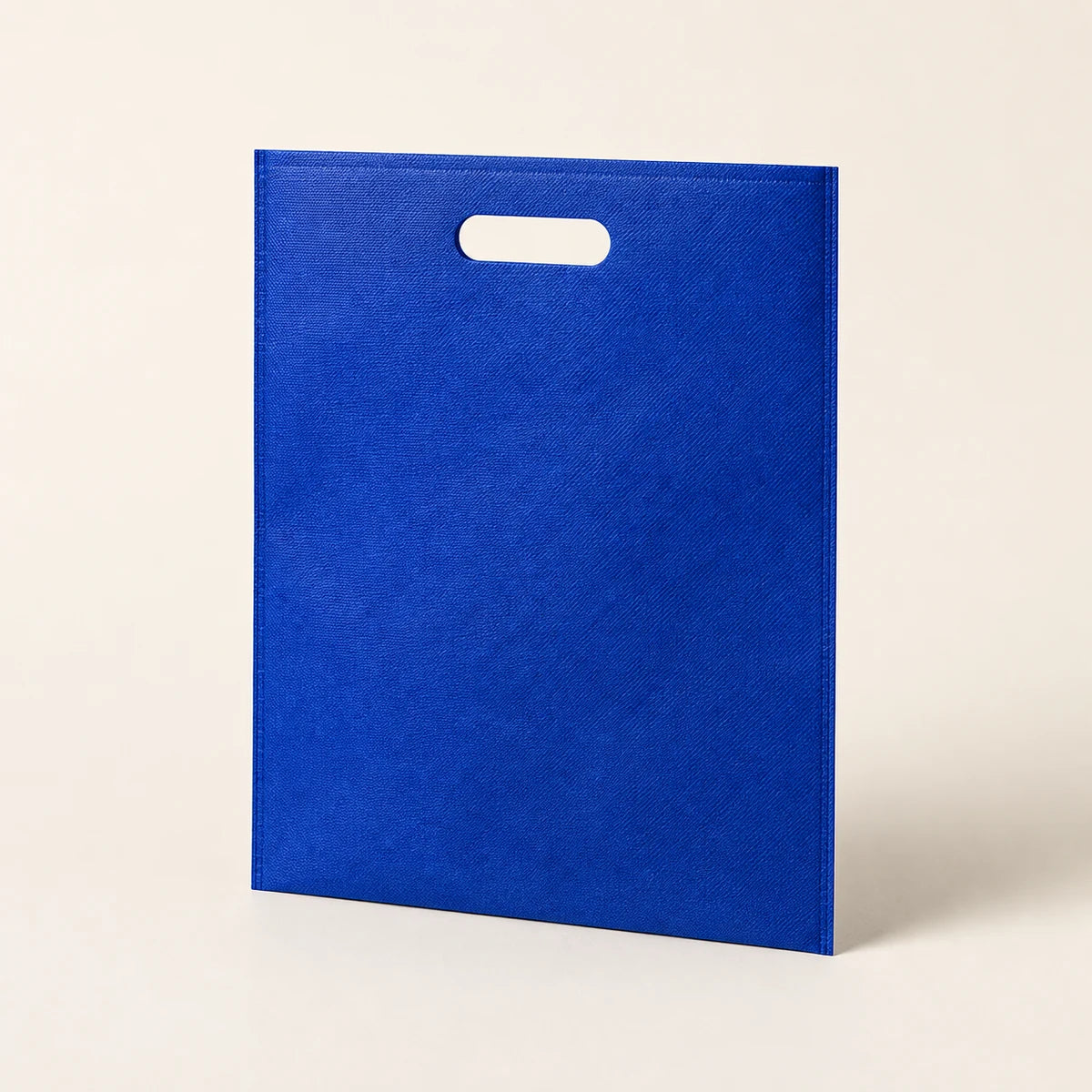 Bolsa de compras no tejida azul con corte en D con un cuerpo plano termosellado