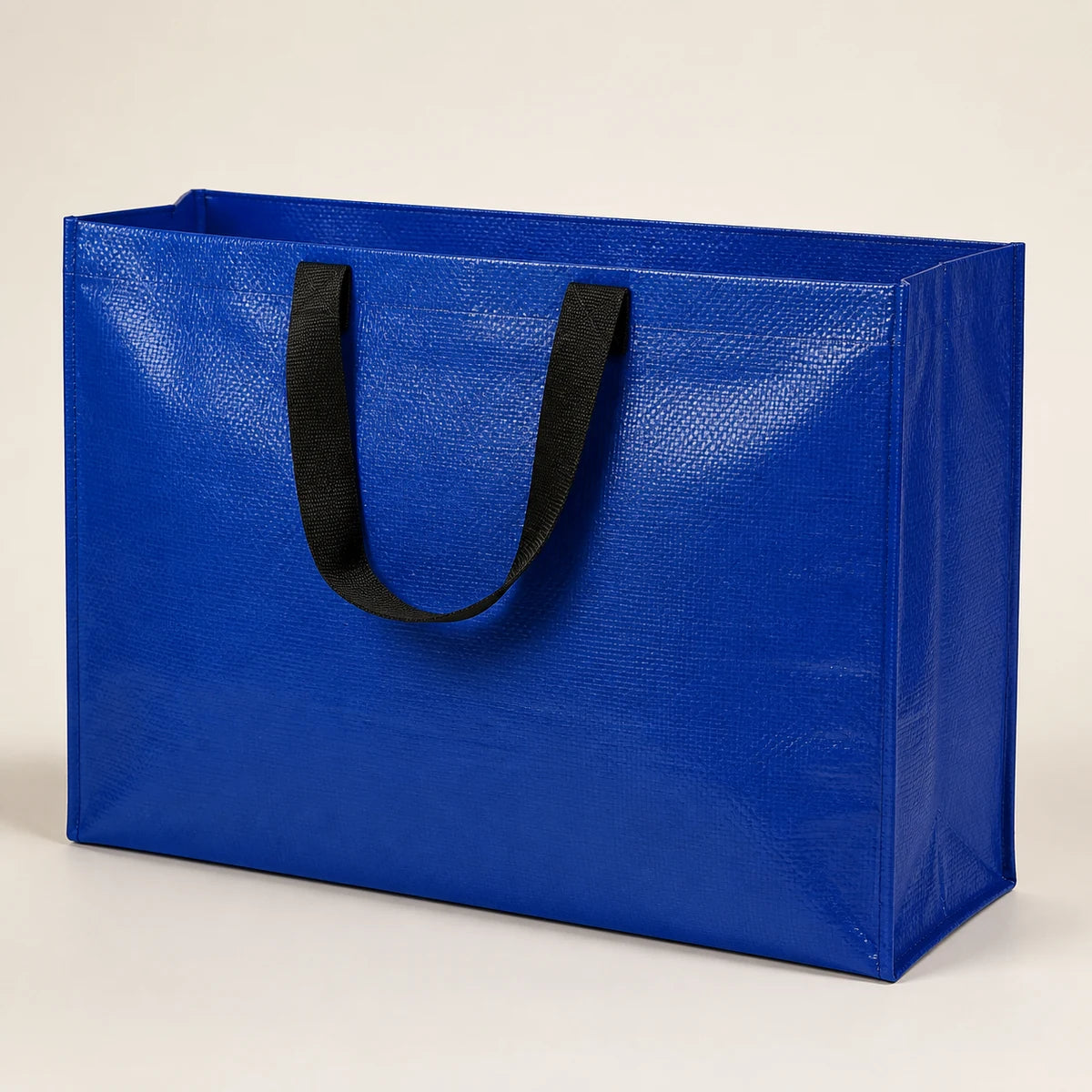 Bolsa de compras tejida de PP laminada azul con fondo de caja y asas de correa