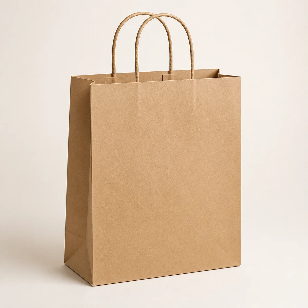 Bolsa de compras de papel kraft natural con asas de papel retorcidas y refuerzos laterales