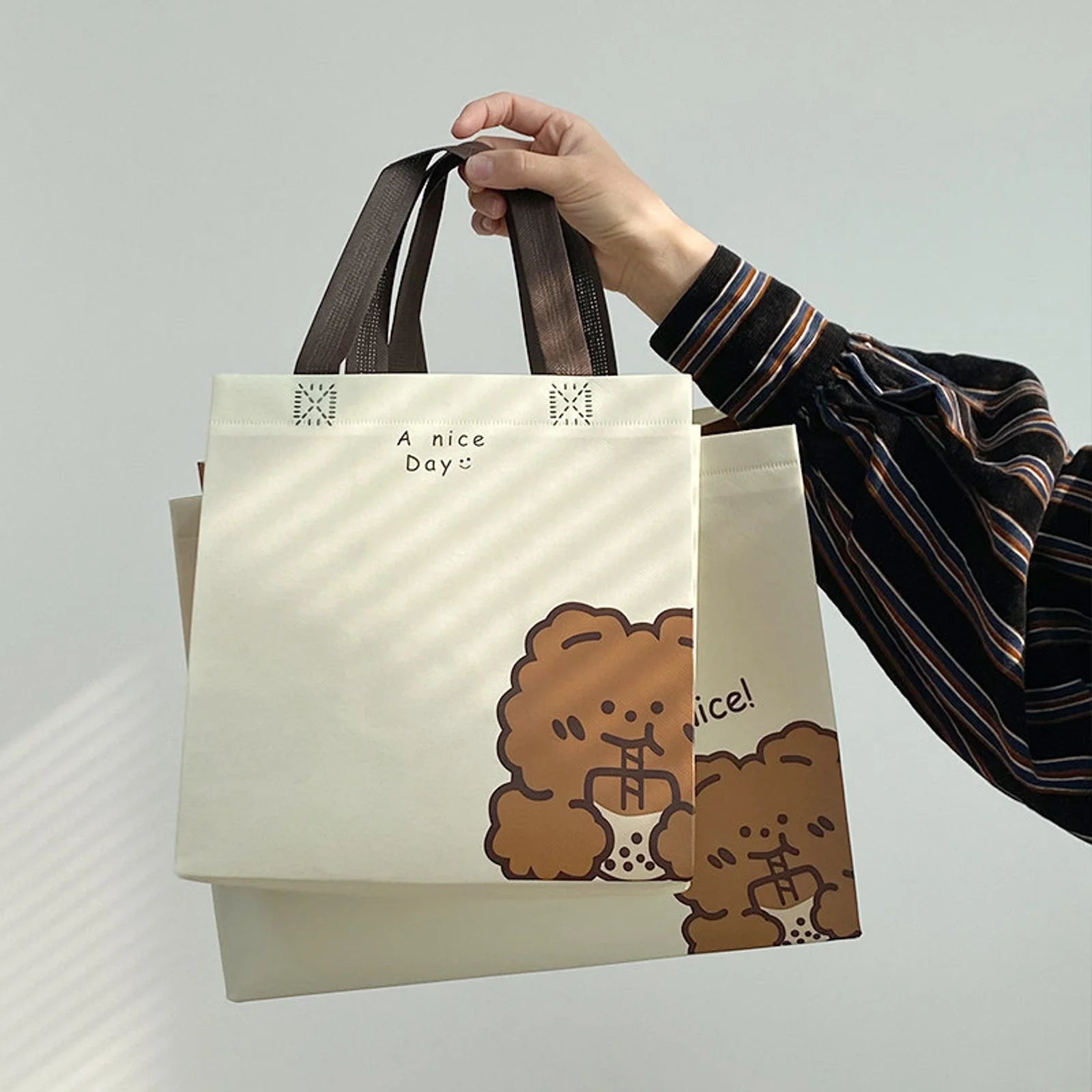 Tote no tejido con estampado Lucky Bear con asas marrones, cara frontal cuadrada y base profunda