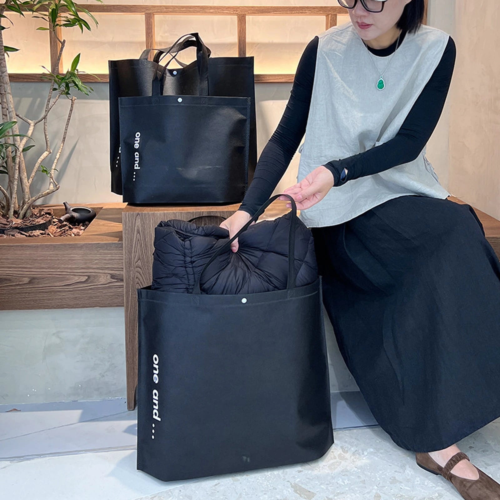 17-Style Large-Capacity Snap-Closure Non-Woven Tote Bags — Black