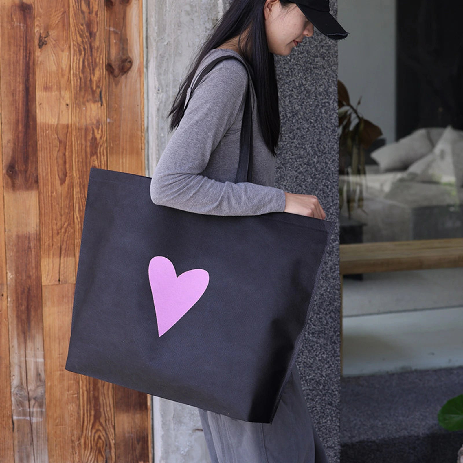 18-Style Premium Non-Woven Tote Bags for Apparel Stores — Pink Heart Print