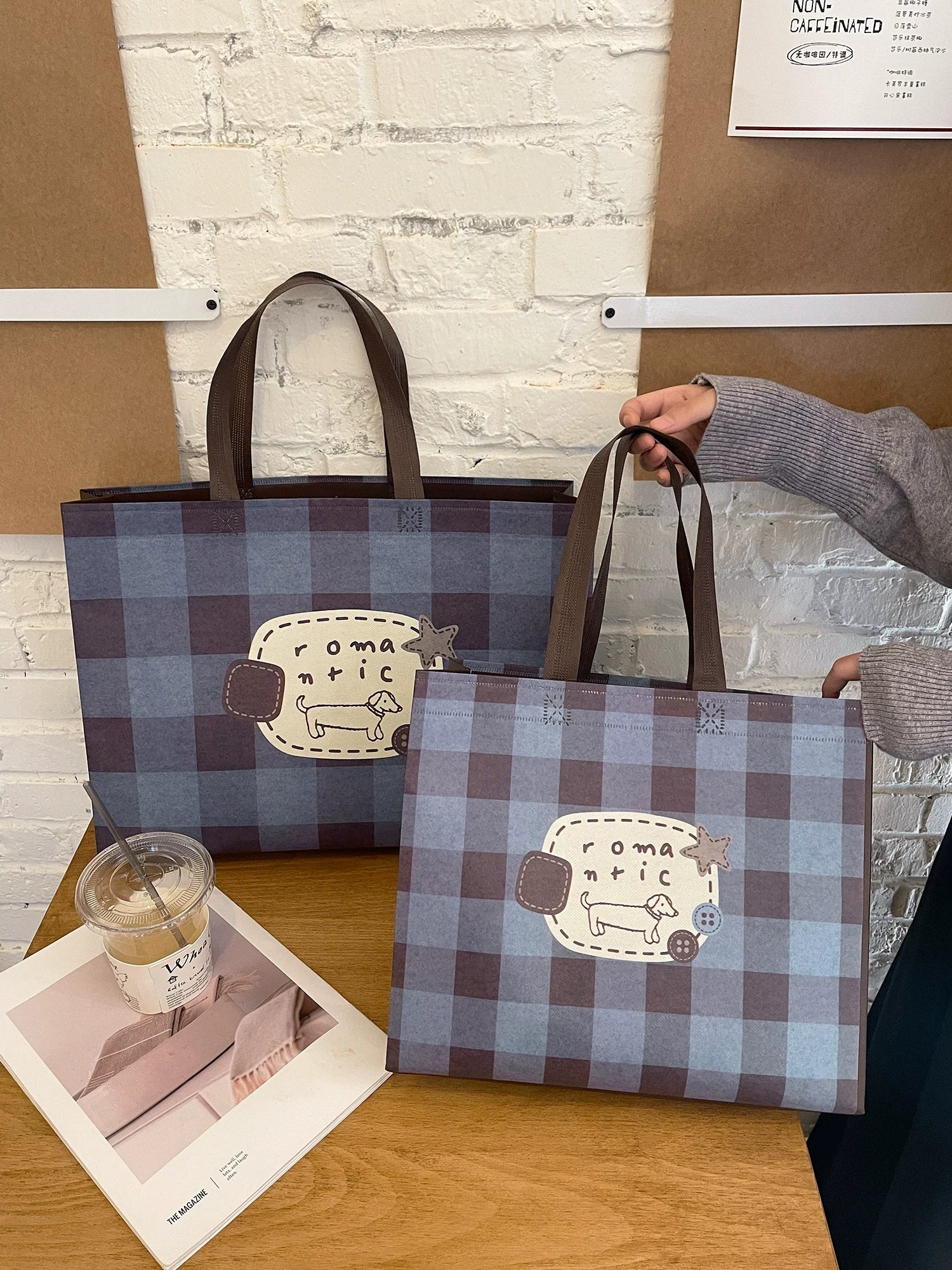 Plaid dog-print non-woven tote bags for boutique and gift packaging