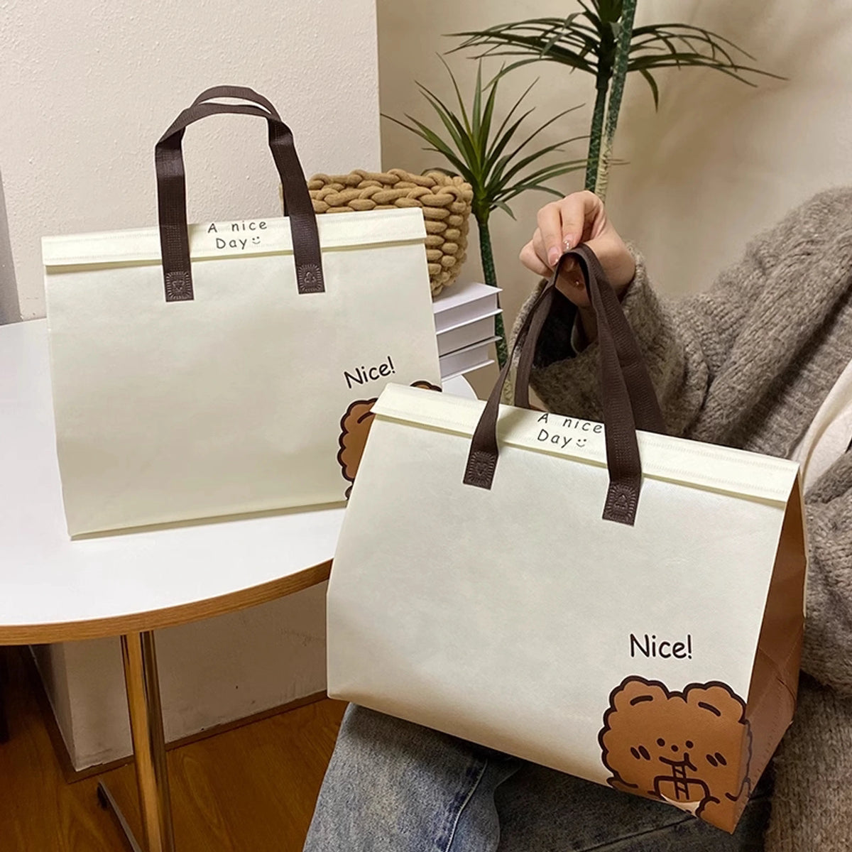 Bolsas de embalaje de prendas de vestir no tejidas de boutique - 3 estilos - gancho - y - cierre de lazo con estampado laminado de oso de la suerte