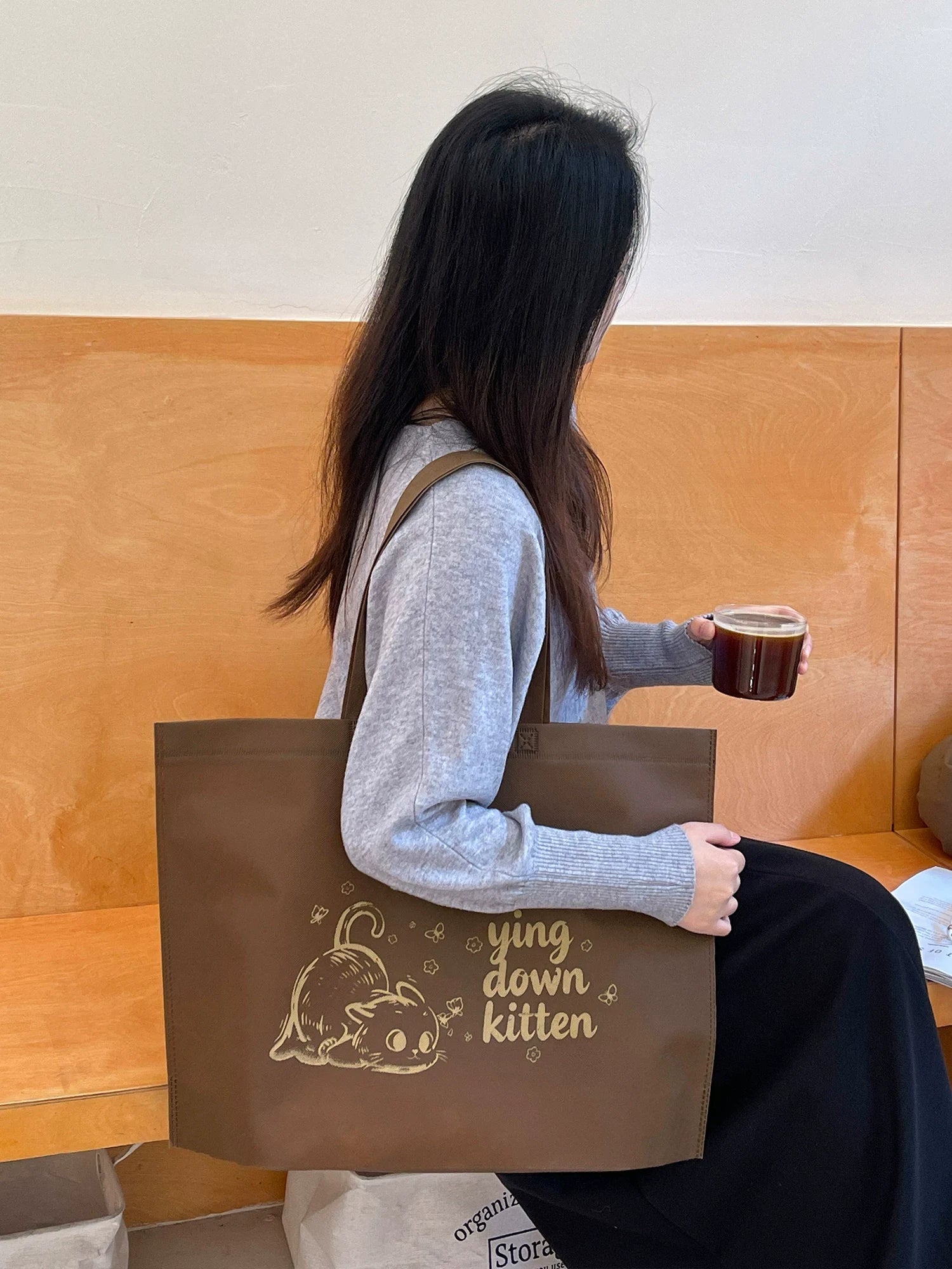 Large-capacity non-woven tote bag carried over the shoulder