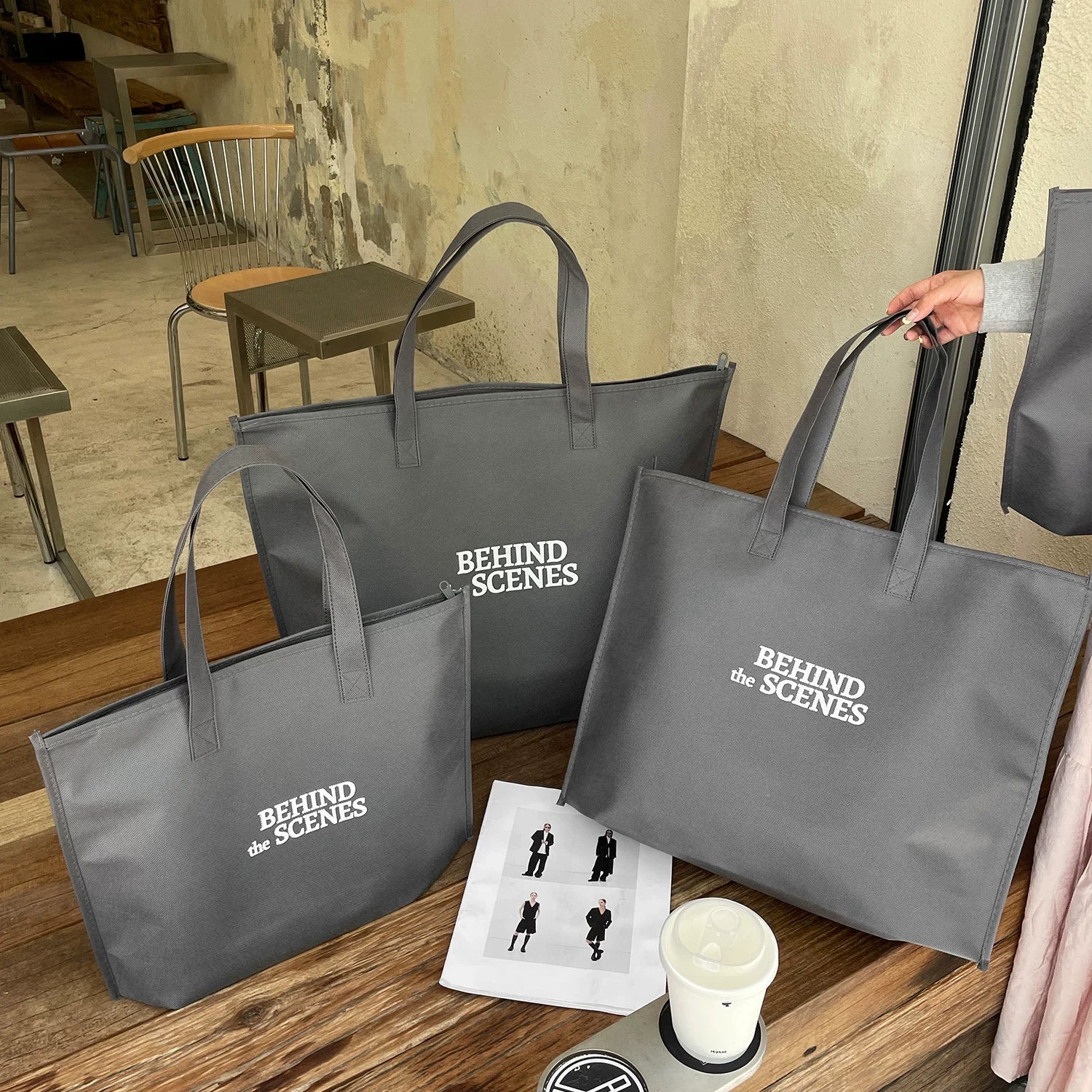 Gray Behind the Scenes-print zipper non-woven tote bag