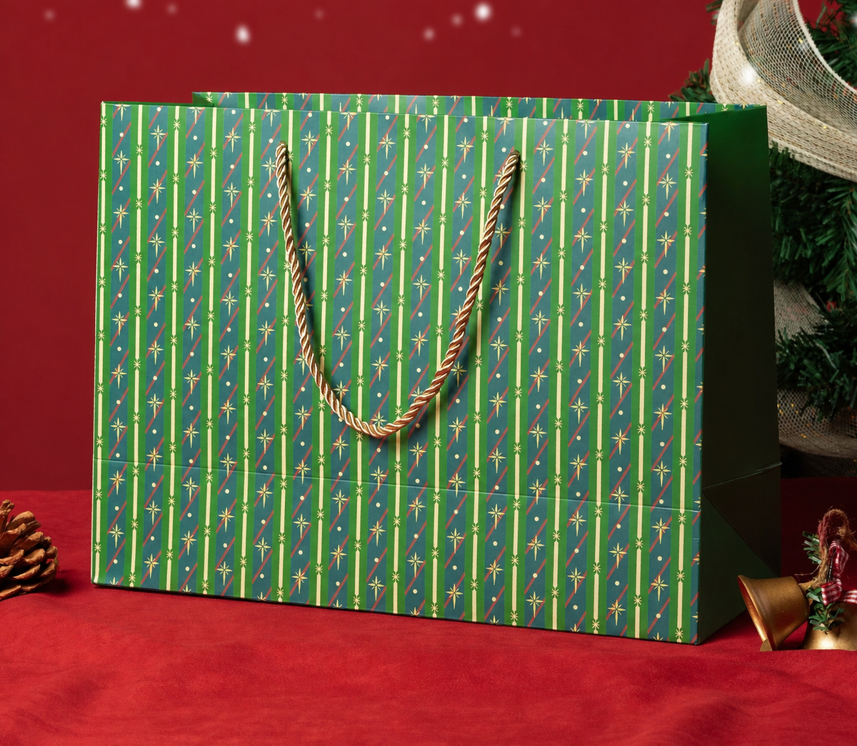 Bolsa de regalo de papel de Navidad grande con asa de cuerda a rayas verdes