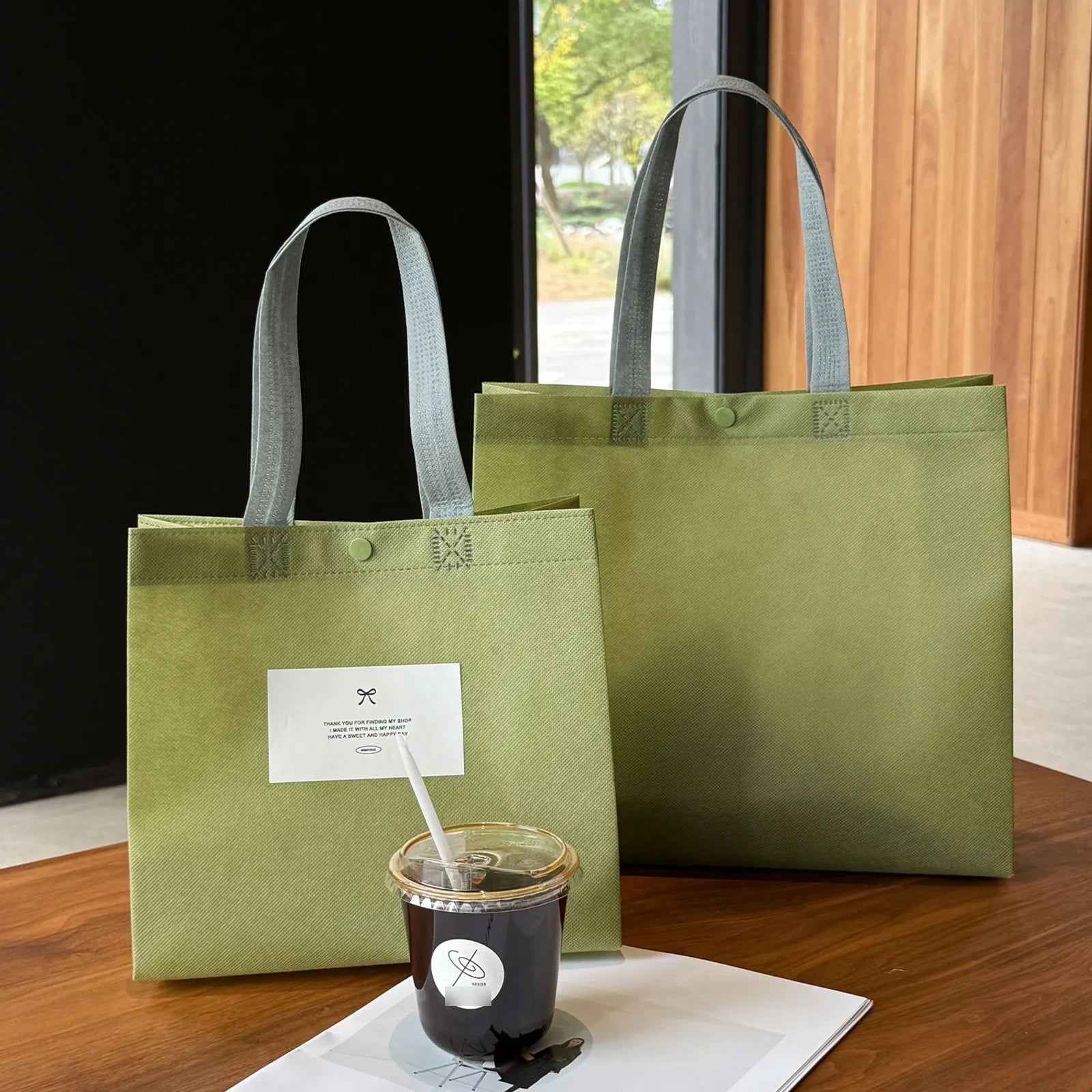 Large-Capacity Non-Woven Tote Bags — 16 Styles — Matcha Green Snap — Closure