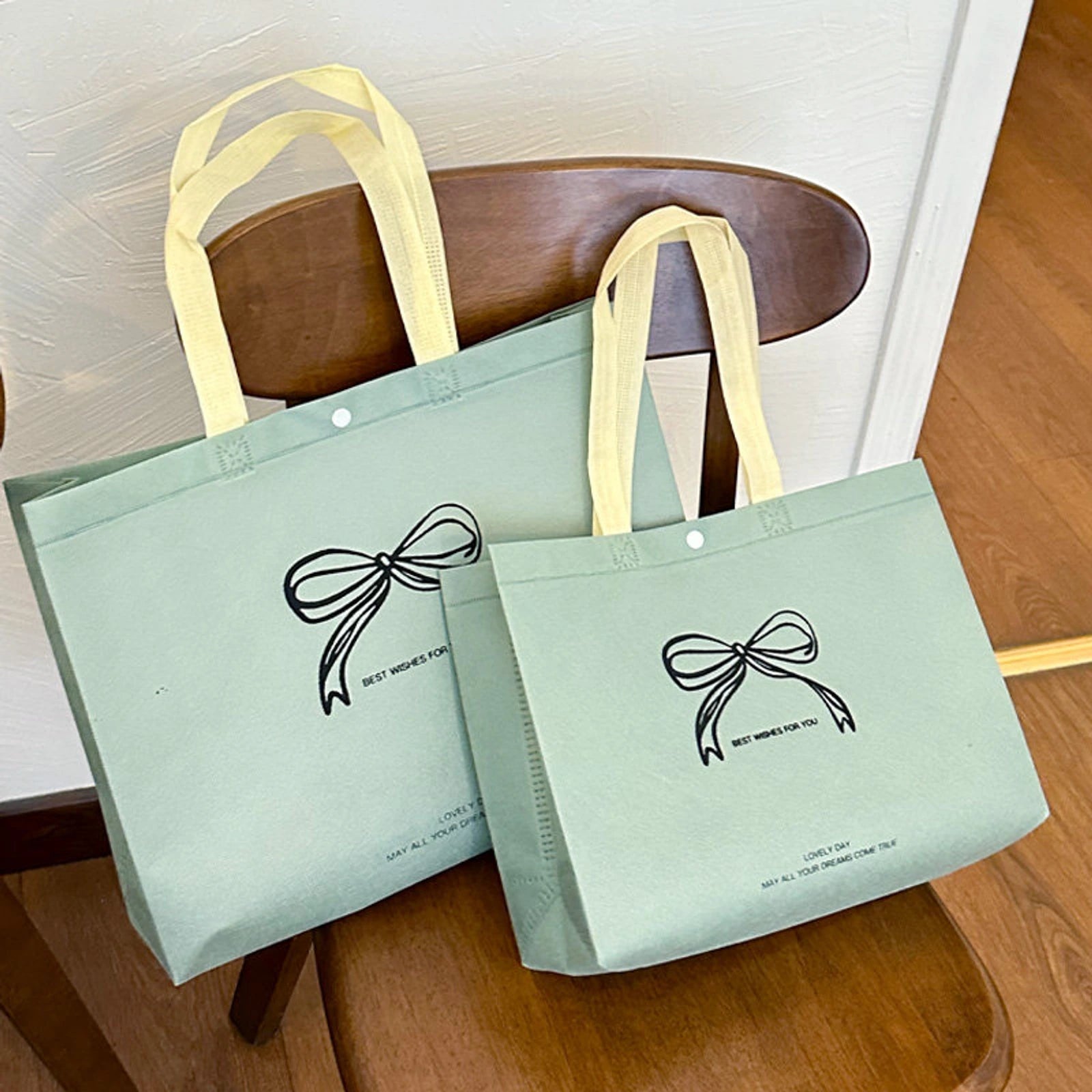Large-Capacity Non-Woven Tote Bags — 8 Styles — Bean GreenHorizontalBow Print
