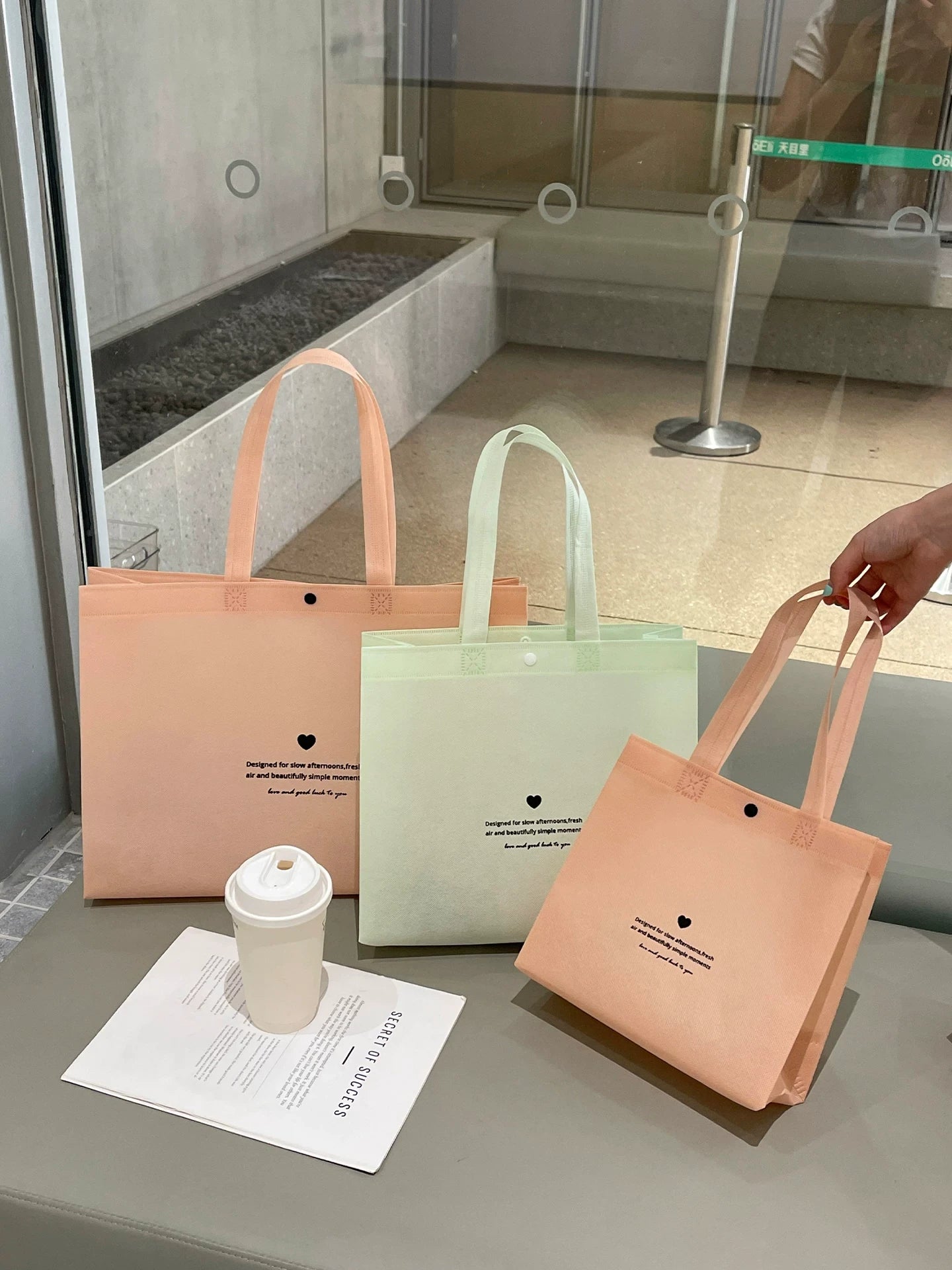 Pastel snap-closure non-woven tote bag color collection