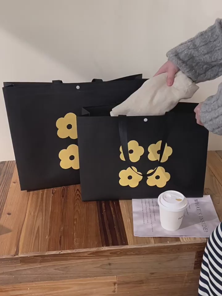 Video showing structured non-woven tote bags in use