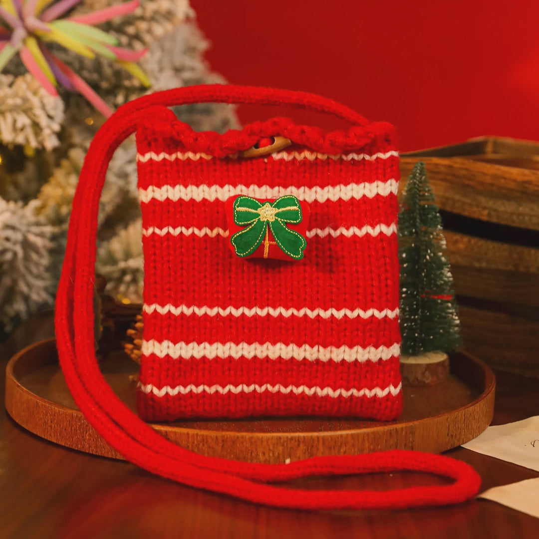 Knitted Christmas gift bags with integrated handles – product video