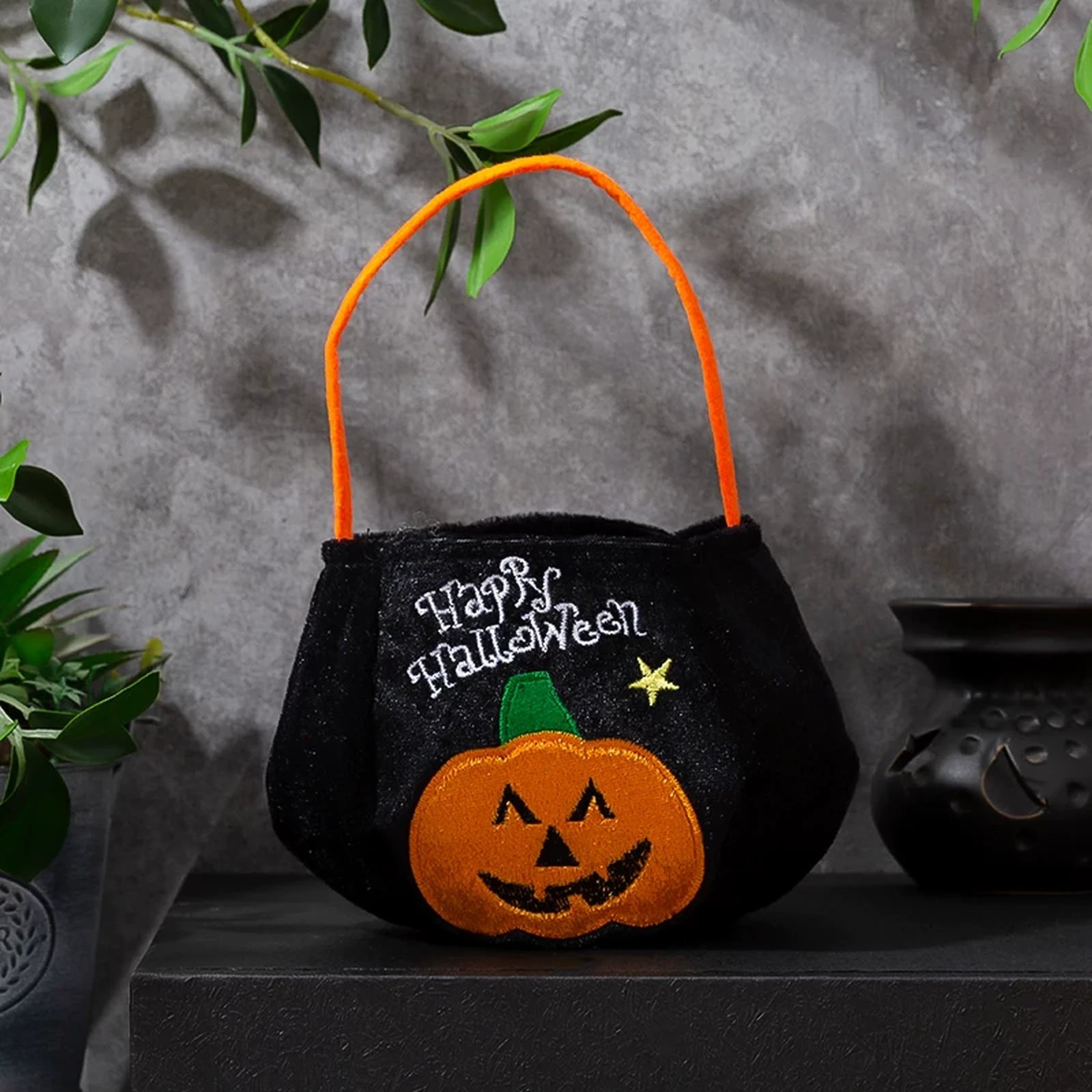 Smiling pumpkin Halloween trick-or-treat bag with handle