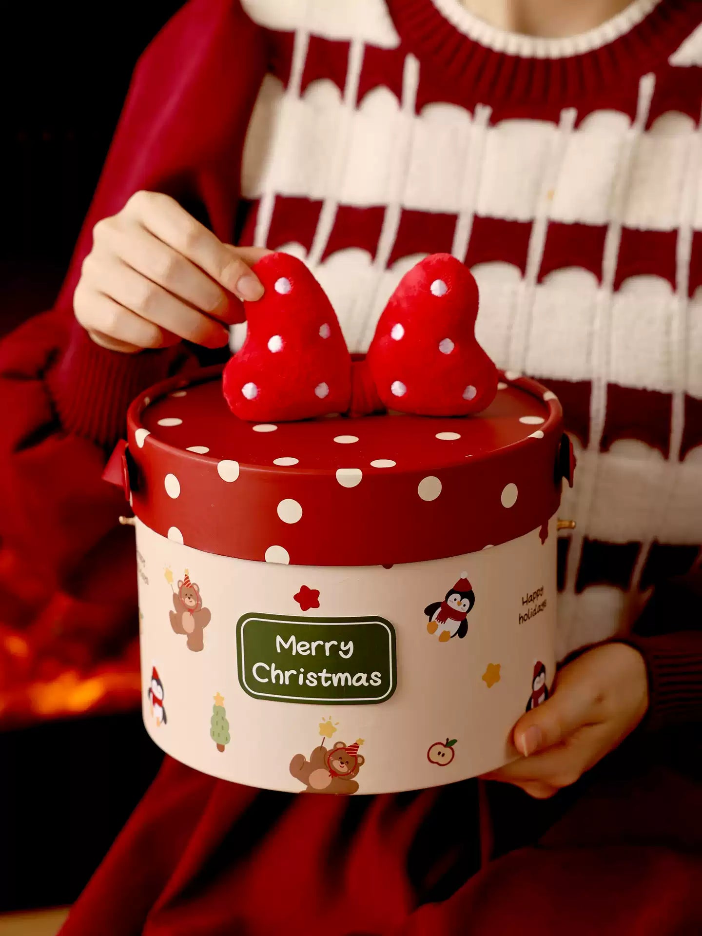Handled round Christmas gift hatbox with bow lid detail